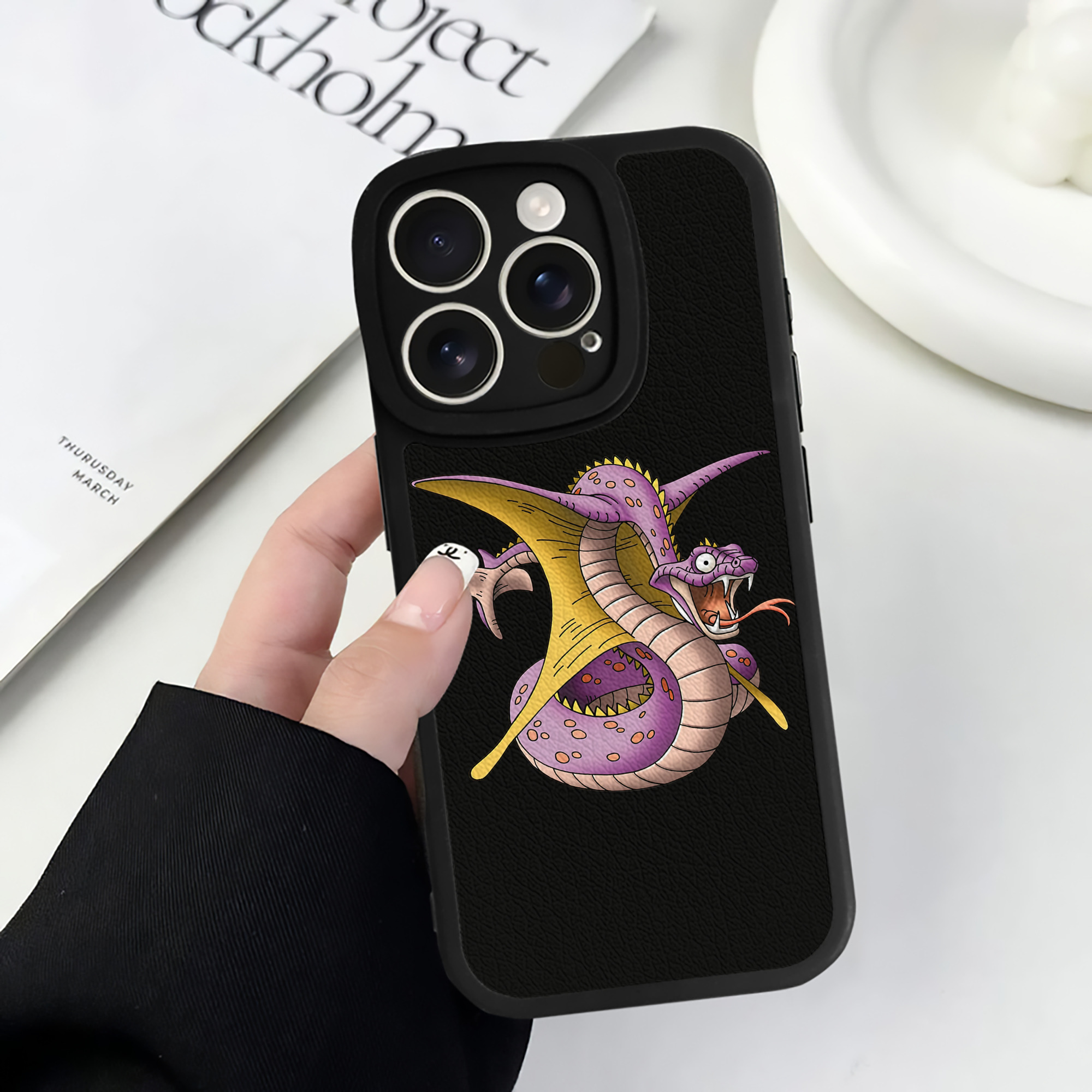 （画像用） ドラゴンクエスト Doragon Kuesuto Dragon Quest 【iPhone 16シリーズ対応】シリコンスマホケース（レザー調） 材質：シリコン